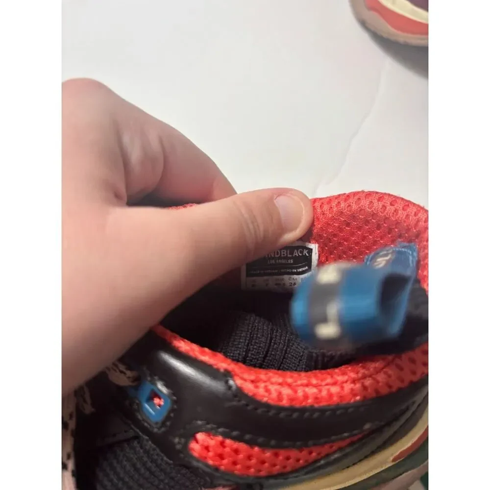 Brandblack sneakers saga